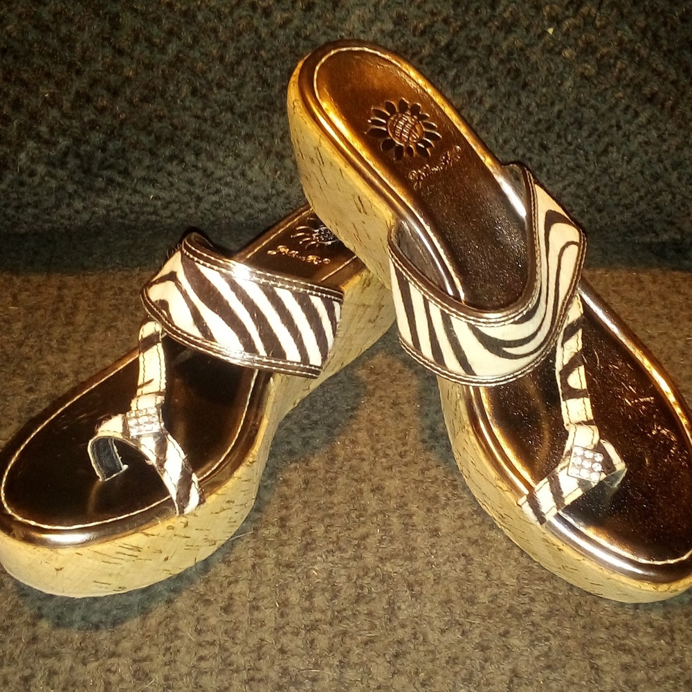 Yellow box hair on hide wedges